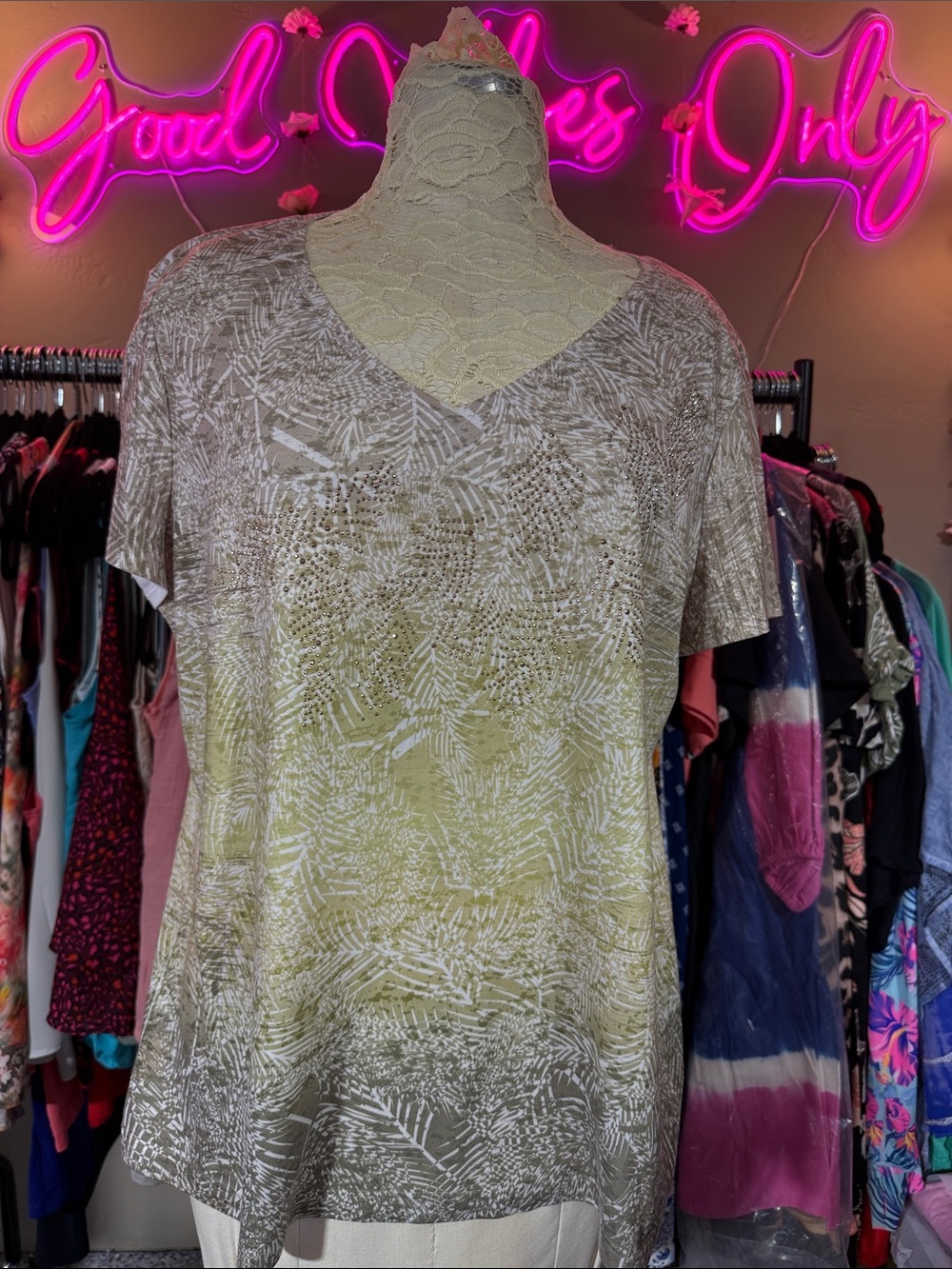 Zenergy by Chicos Women's V-Neck Short Sleeve Tee in Olive Fade Print M/L